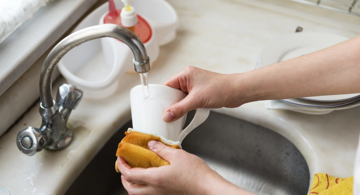 Person washing the dishes
